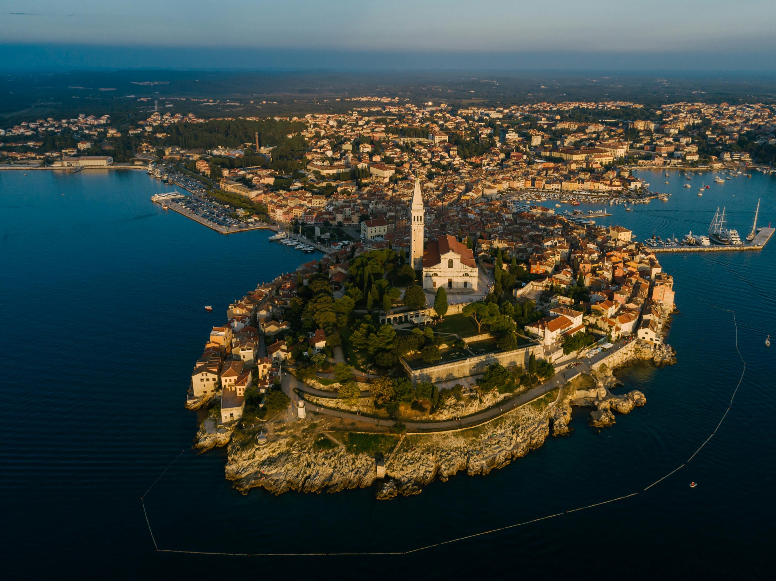 Altstadt von Rovinj mit Blick auf das Meer